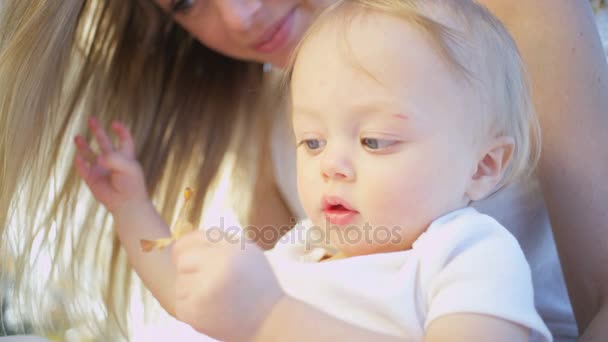 Mère tenant son bébé garçon — Video