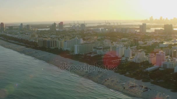 Art Deco hotels langs de kust van Miami — Stockvideo