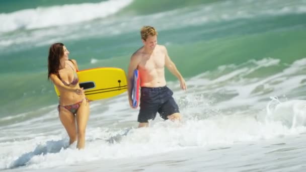 丈夫和妻子在海边戏水 — 图库视频影像