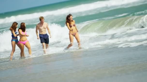 男性和女性在海边戏水 — 图库视频影像