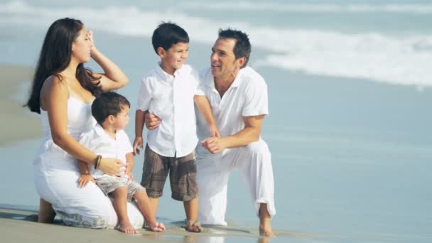 Familia disfrutando de la relajación en la playa — Vídeo de stock