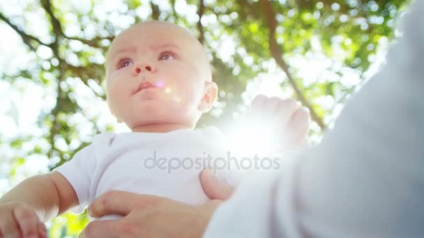 Bebê sentado ao ar livre — Vídeo de Stock