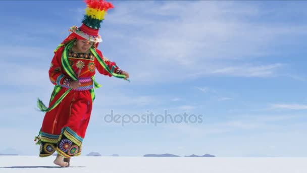 Dança boliviana interpretada por uma mulher indígena — Vídeo de Stock