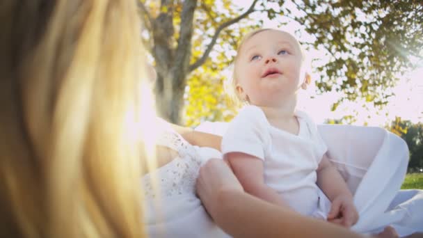 Anya játszik a baba fiú — Stock videók