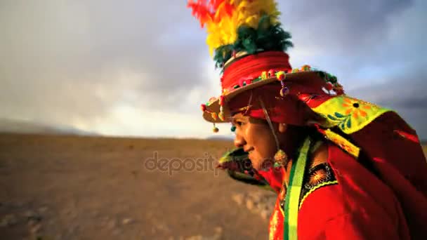 Indigene Tänzerinnen im Wüstenaltiplano — Stockvideo