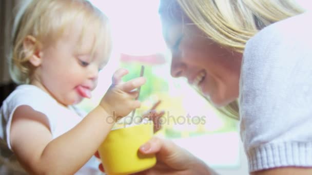 Baby von Mutter gefüttert — Stockvideo