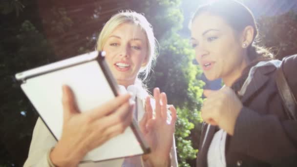 Zakenvrouwen buitenshuis in stad — Stockvideo