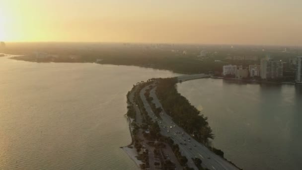 Zonsondergang van de Rickenbacker Causeway-brug — Stockvideo