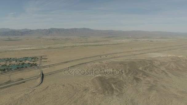 Autobahn 15 in der Wüste — Stockvideo