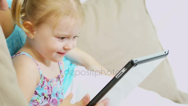 Chica jugando pantalla táctil juego — Vídeo de stock