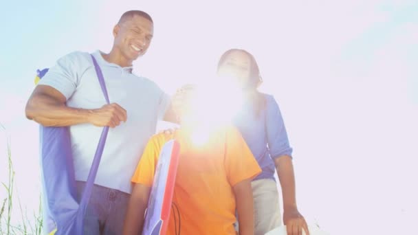Eltern und Sohn mit Bodyboard am Strand — Stockvideo