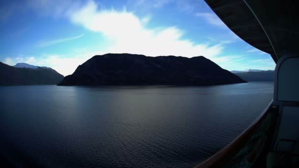 Bateau de croisière depuis le balcon des fjords norvégiens — Video