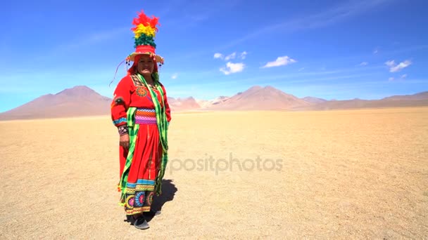Indigenous woman in traditional costume — Stock Video