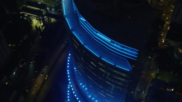 Иллюминированное здание Totalbank Building, Майами — стоковое видео