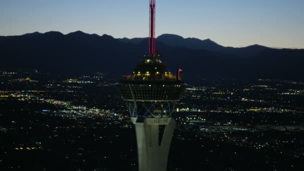 Verlichte Stratosphere Tower — Stockvideo