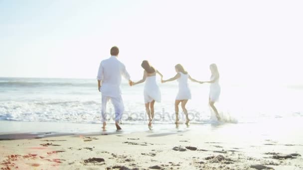 Familie genießt draußen am Strand — Stockvideo