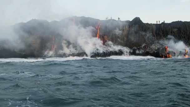 Lava gieten in de Stille Oceaan — Stockvideo