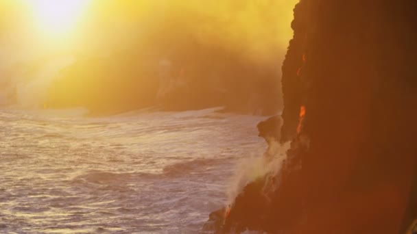 Lava ergießt sich ins Meer — Stockvideo