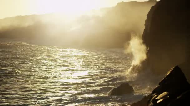 Lava que vierte en las aguas del océano — Vídeo de stock