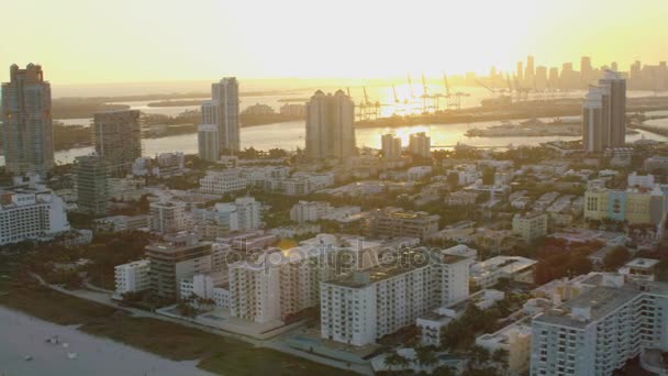 Art Deco hotels along Miami coastline — Stock Video