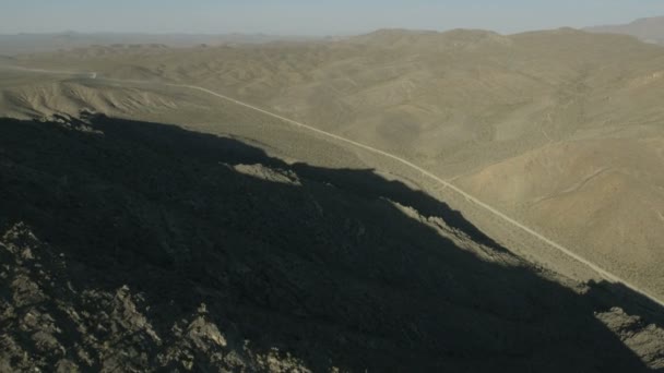 乾燥した砂漠の道は山の範囲 — ストック動画
