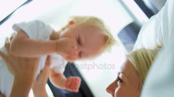 Skákající dítě matce v náručí — Stock video