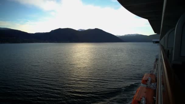 Crucero desde balcón de fiordos noruegos — Vídeo de stock