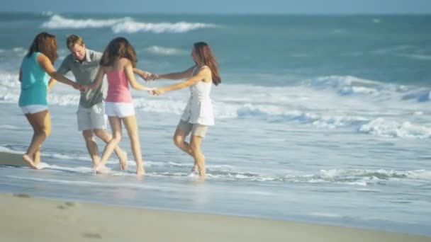 Tonåringar och föräldrar som promenerar på stranden — Stockvideo