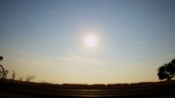 Radler bei Sonnenaufgang unterwegs — Stockvideo