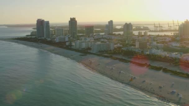 Art Deco-szállodák Miami tengerpart mentén — Stock videók