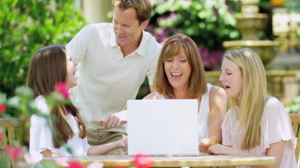 Familia utilizando tecnología inalámbrica — Vídeo de stock