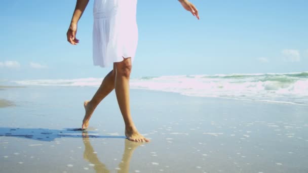 Meisje blootsvoets lopen op strand — Stockvideo