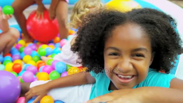 Enfant jouer avec des amis dans la piscine de balle — Video