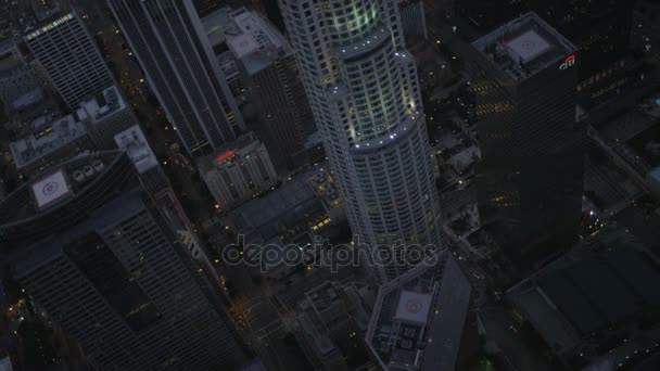 Освещенная башня банка США — стоковое видео