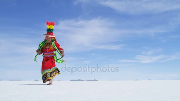 Femme bolivienne exécutant la danse traditionnelle — Video