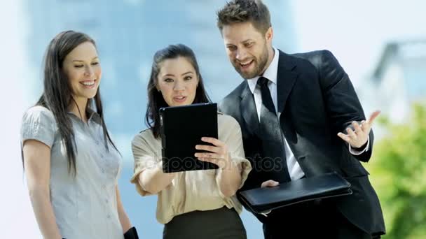 Executivos usando tablet — Vídeo de Stock