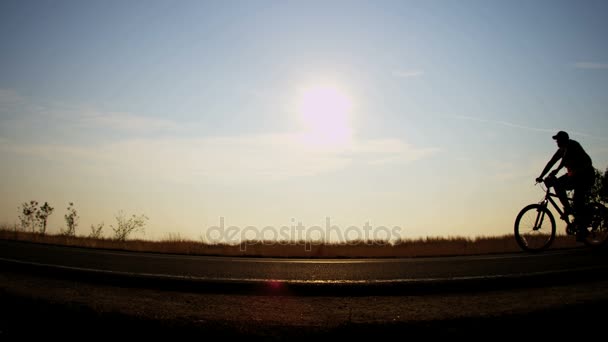 Ciclista hacer ejercicio al amanecer — Vídeo de stock