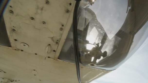 Ελικόπτερο πετώντας πάνω από το τοπίο της ερήμου — Αρχείο Βίντεο