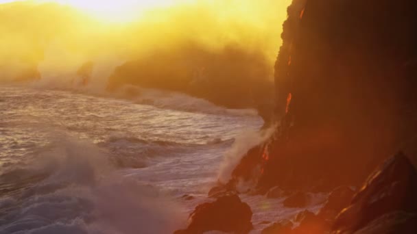 Rozžhavená láva vlévá do oceánu — Stock video