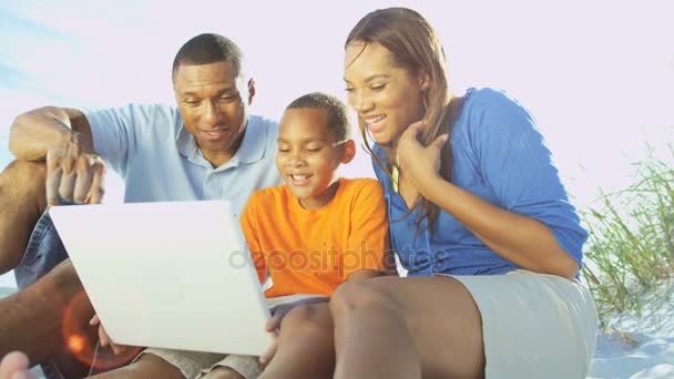 父母和儿子使用的便携式计算机 — 图库视频影像