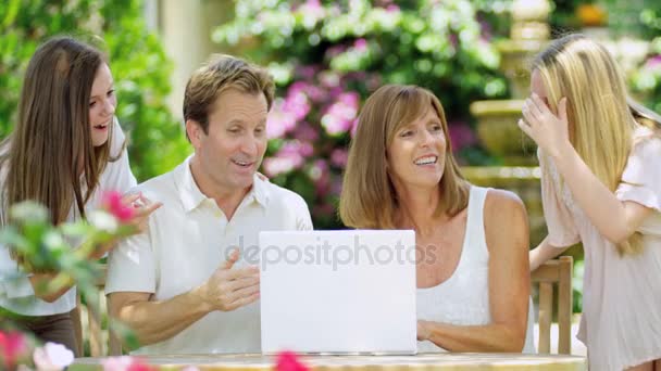 Family using laptop — Stock Video