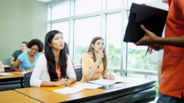 Estudante dando apresentação em sala de aula — Vídeo de Stock