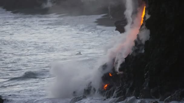 Lava falla i havet — Stockvideo