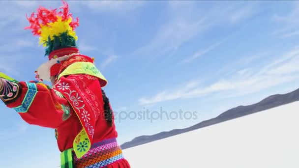 Boliviaanse vrouwelijke dragen traditionele kostuum — Stockvideo