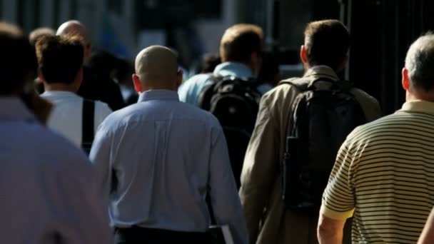 Turisti su strade trafficate della città — Video Stock