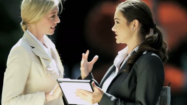 Mujeres de negocios celebrando el éxito empresarial — Vídeos de Stock