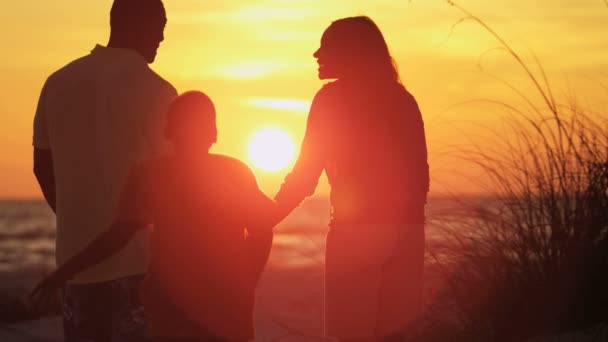 両親と夕暮れ時のビーチの息子 — ストック動画