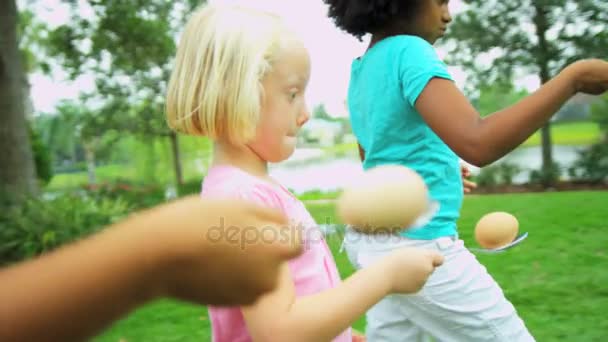 Meisjes die deelnemen aan leuke sportevenementen — Stockvideo
