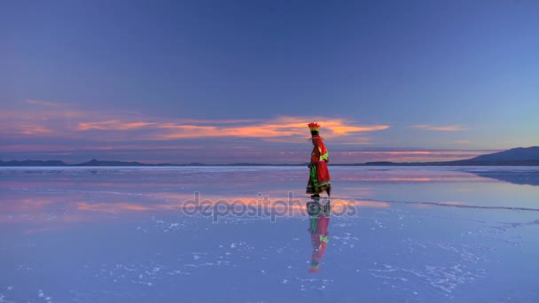 Traditioneel dresse vrouw op de Salar de Uyuni — Stockvideo