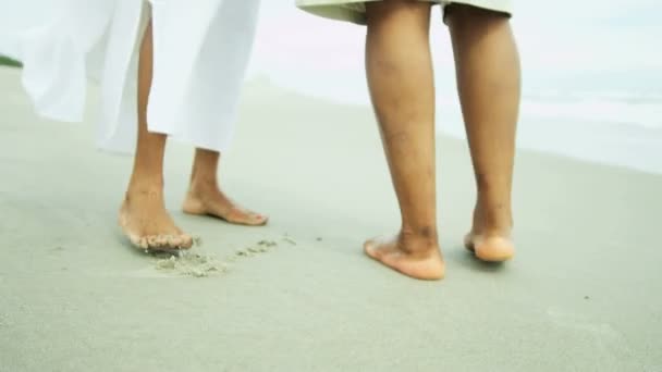 Pareja caminando descalza en la playa — Vídeo de stock